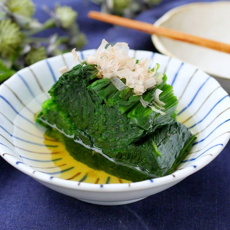 器に盛り付けられたほうれん草のおひたし