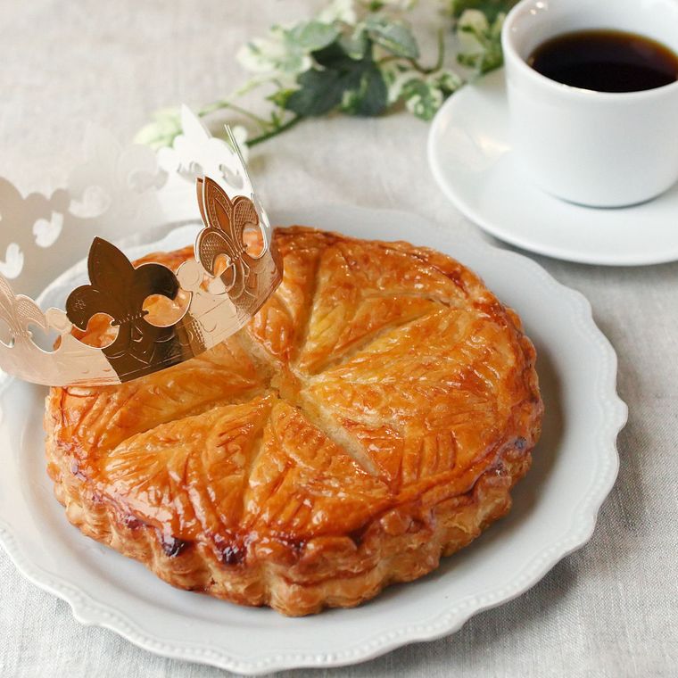 白い皿に盛り王冠をのせたガレット・デ・ロワ