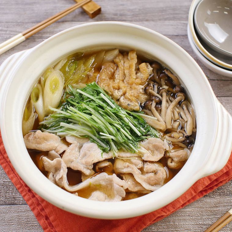 クリーム色の鍋に入った豚肉と水菜のはりはり鍋