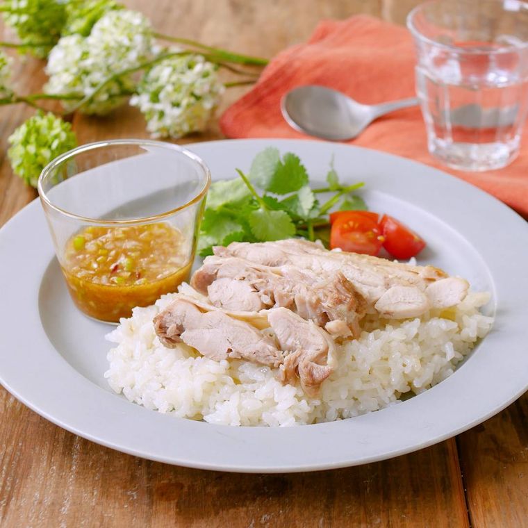 器に盛られたカオマンガイ、トマト、パクチー、たれ