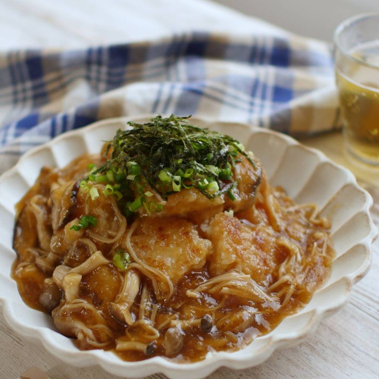 花びら形の深皿に盛りつけられたカリカリおこげのきのこあんかけ