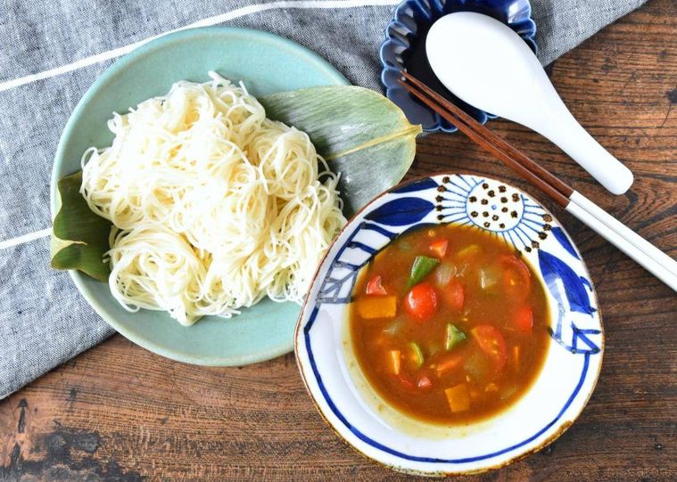 トマトカレーつけそうめんが並ぶ食卓