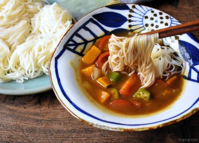 そうめんカレーを箸でつまんでいる様子