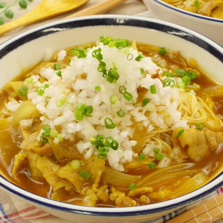 白い麺鉢に盛り付けた玉ねぎの和風そうめんカレー