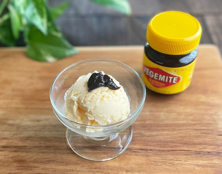 ベジマイトをのせたバニラアイス