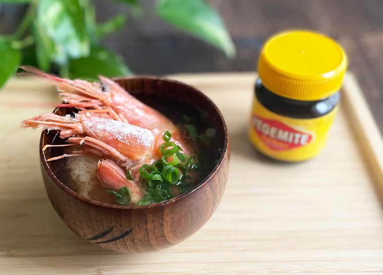 隠し味にベジマイトを使ったえびの味噌汁