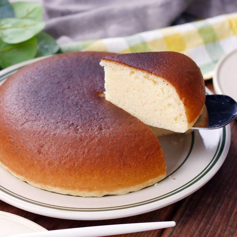 柄つきの皿にのったパンケーキ