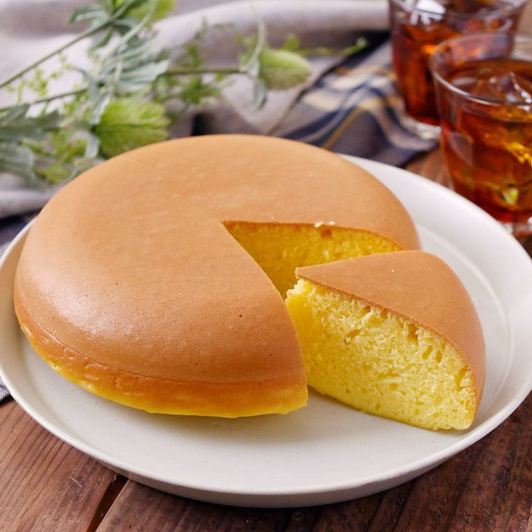 白い皿にのったたまご蒸しパン