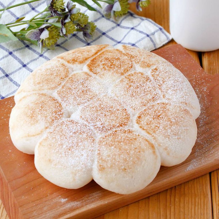 ボードにのった米粉ちぎりパン