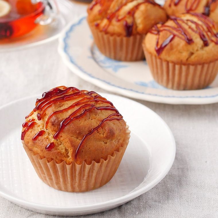 白い皿に盛られたプリンマフィン