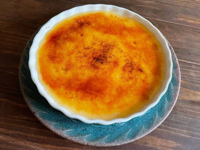 白い陶器のパイ皿に入った、表面をキャラメリゼしたカタラーナ