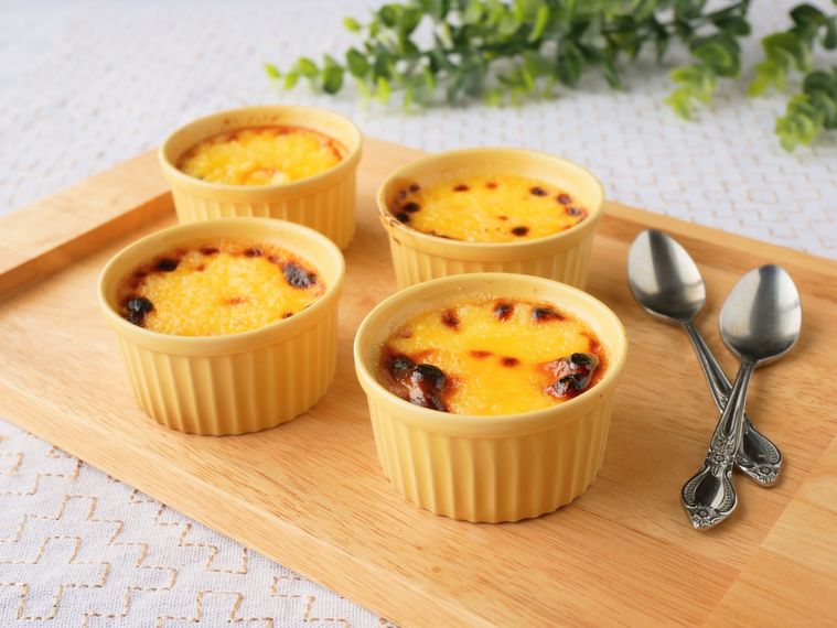 木製のトレーに並べた、クレームブリュレ4個