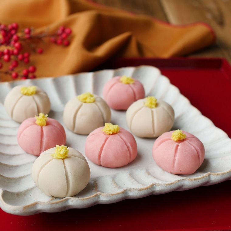 白い角皿に盛り付けた練り切り梅