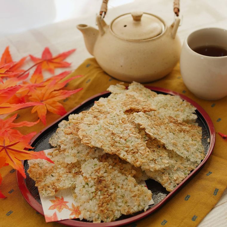 お盆に盛り付けた桜えびと青のりのせんべい