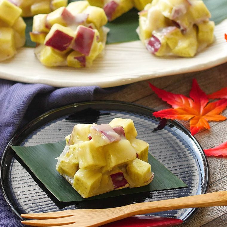 半月皿に盛り付けたさつまいもの鬼まんじゅう