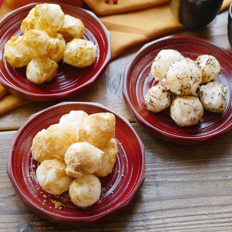 赤い小皿に盛り付けた3種のおかき