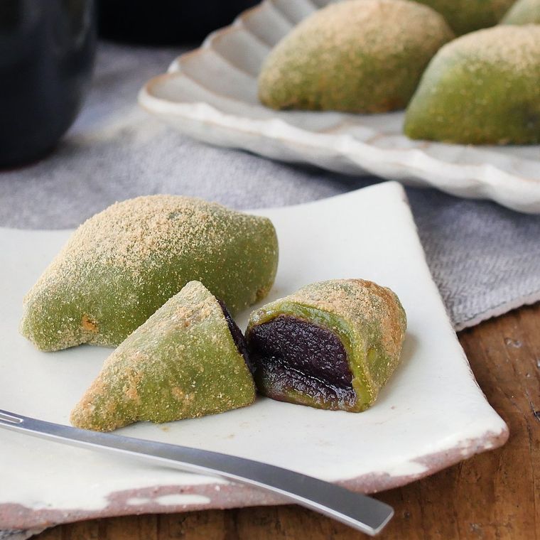 白い角皿に盛り付けたうぐいす餅