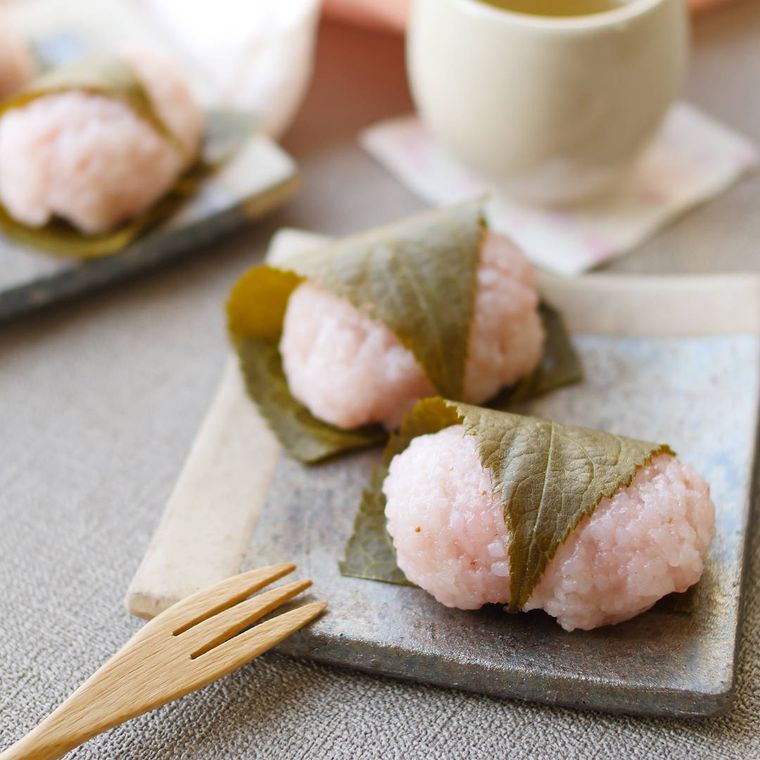 小皿に盛り付けたさくら餅