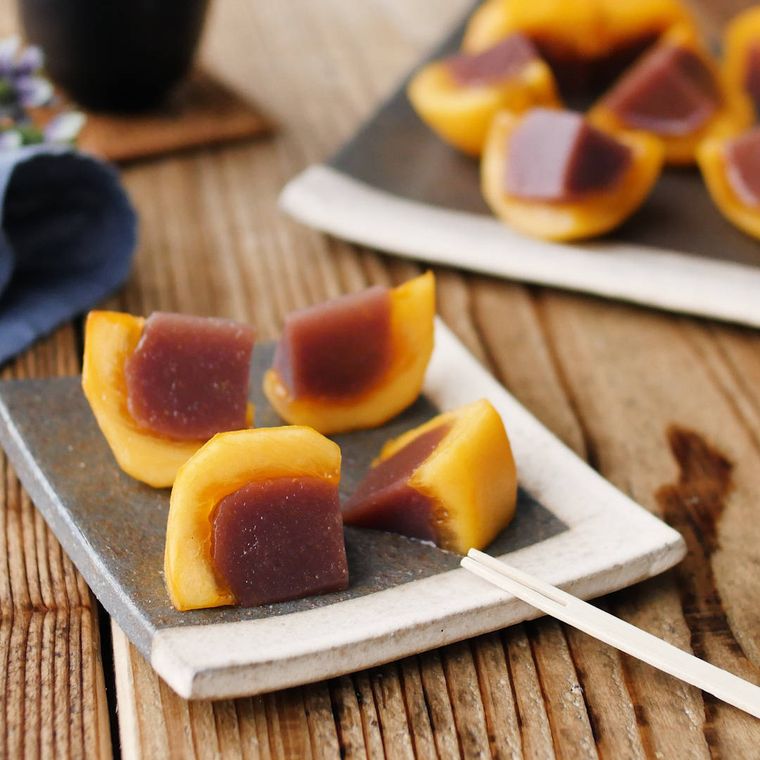 角皿に盛り付けた丸ごと柿ようかん