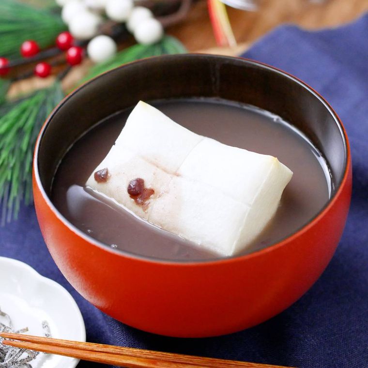 赤いお椀に盛り付けた切り餅入りおしるこ