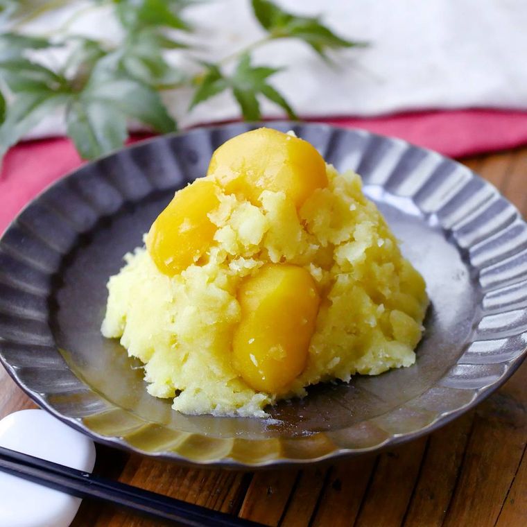 黒い花形の皿に盛り付けた栗きんとん