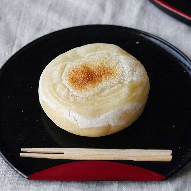 お盆にのった焼き餅