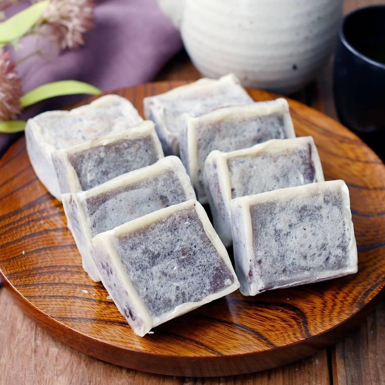 丸いお盆に盛り付けたきんつば