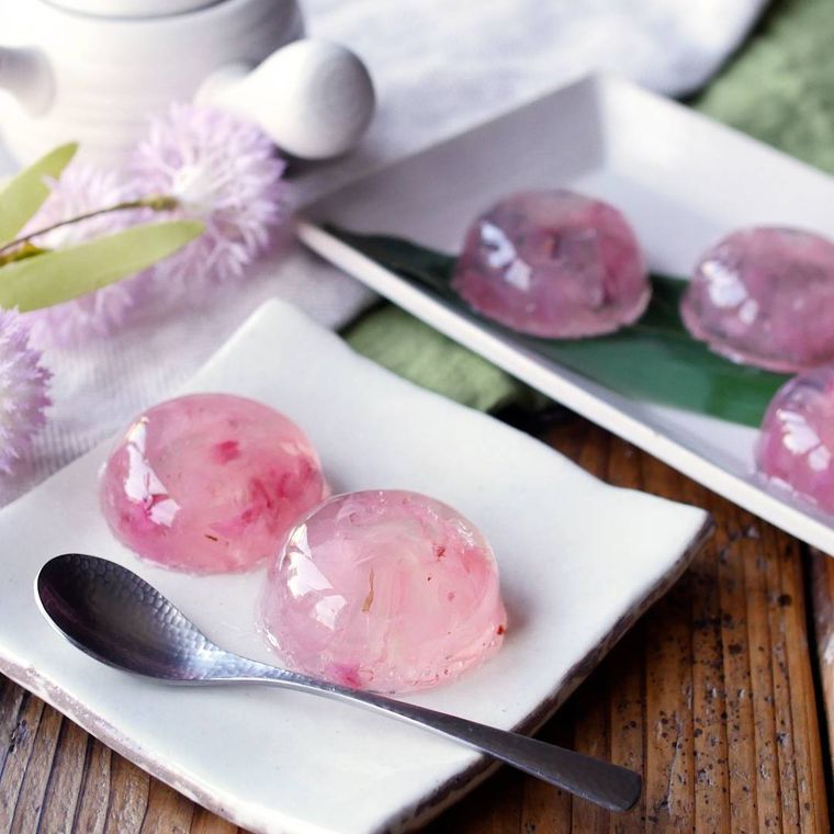 白い角皿に盛り付けた桜の錦玉羹