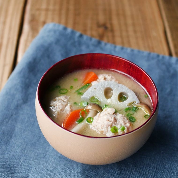 お椀に入っている鶏団子入り味噌汁