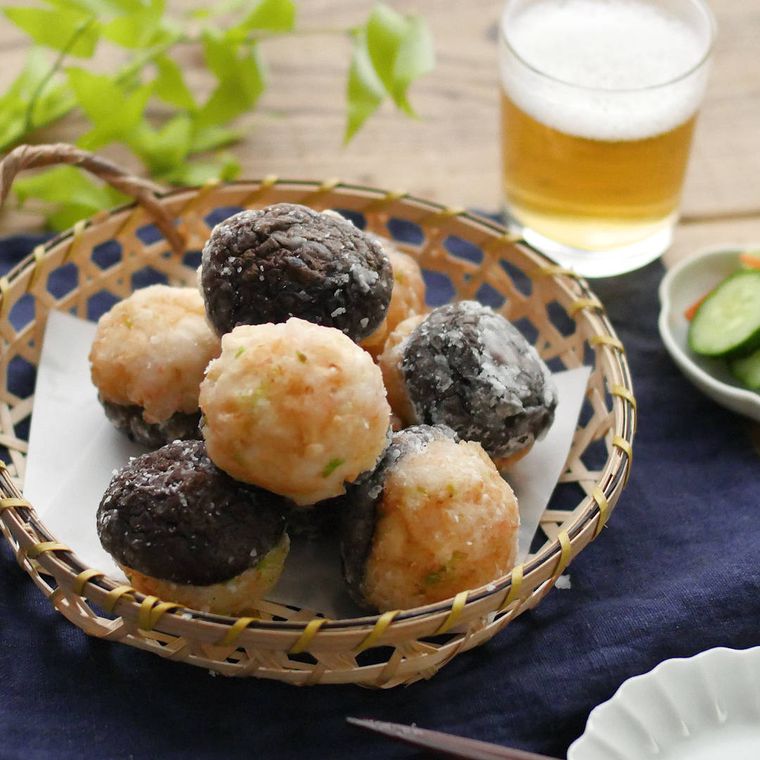 竹かごに盛り付けたしいたけのふんわりえびしんじょ揚げ