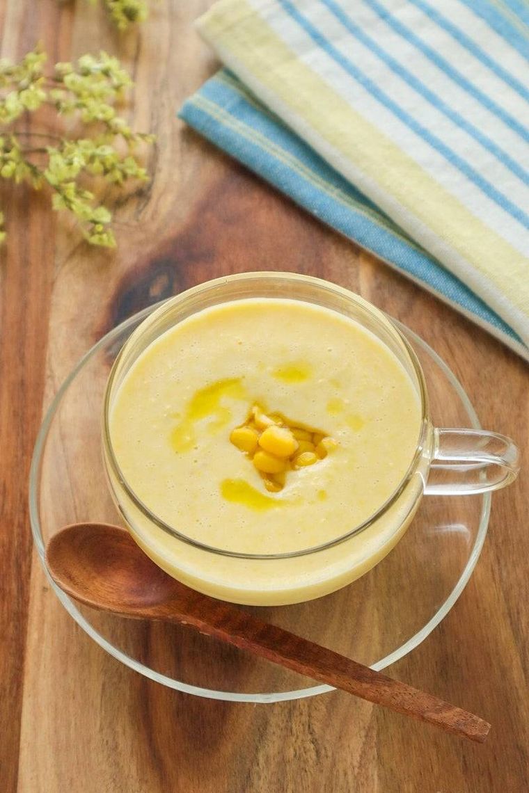 ガラスのカップに注がれたとうもろこしの冷製ポタージュ
