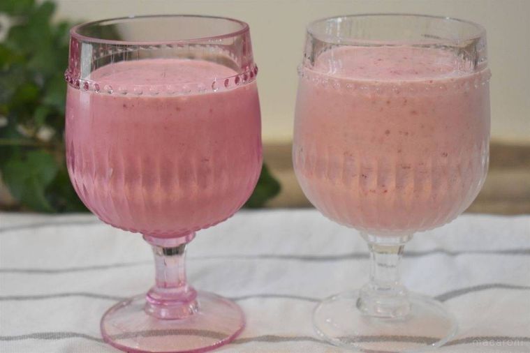 いちごスムージーが入ったガラス容器が2個並んでいる
