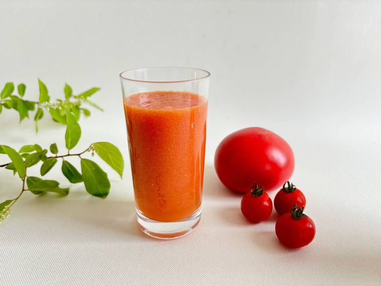 グラスに入ったトマトジュース、トマト、ミニトマト