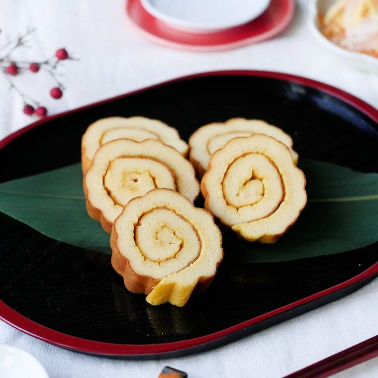 お盆の上に盛られた伊達巻き