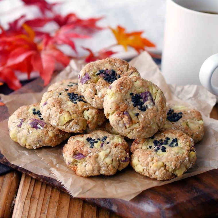 素朴な形のさつまいものクッキーが山のように盛られた様子