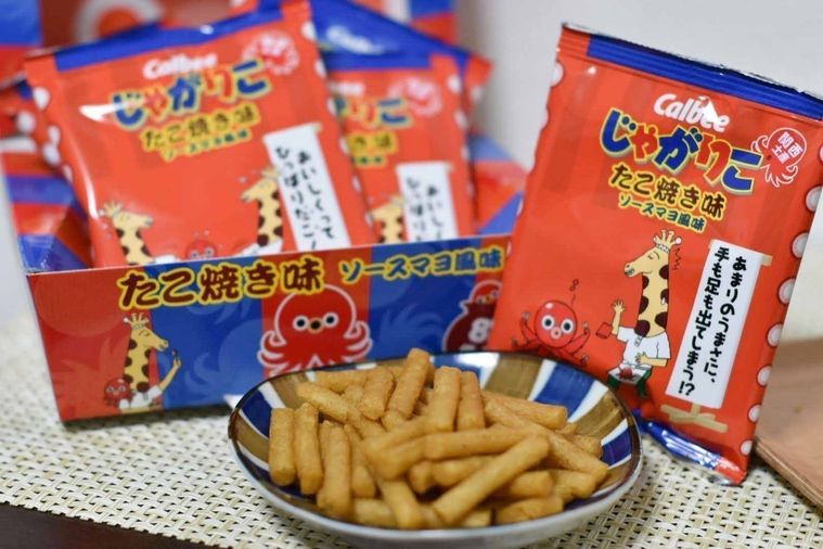 青色の丸いお皿に盛られたじゃがりこ たこ焼き味