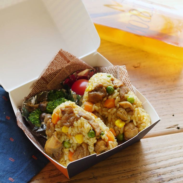 タンドリーチキンとミックスベジタブルを混ぜたカレー風味のおにぎり