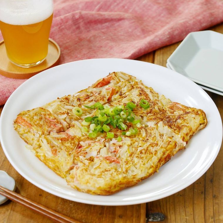 白い皿に盛り付けた、もやしの袋で卵焼き器チヂミ