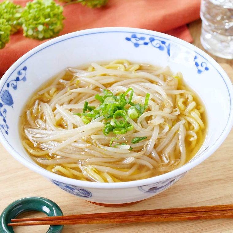 白い器に盛り付けた、あんかけもやしラーメン