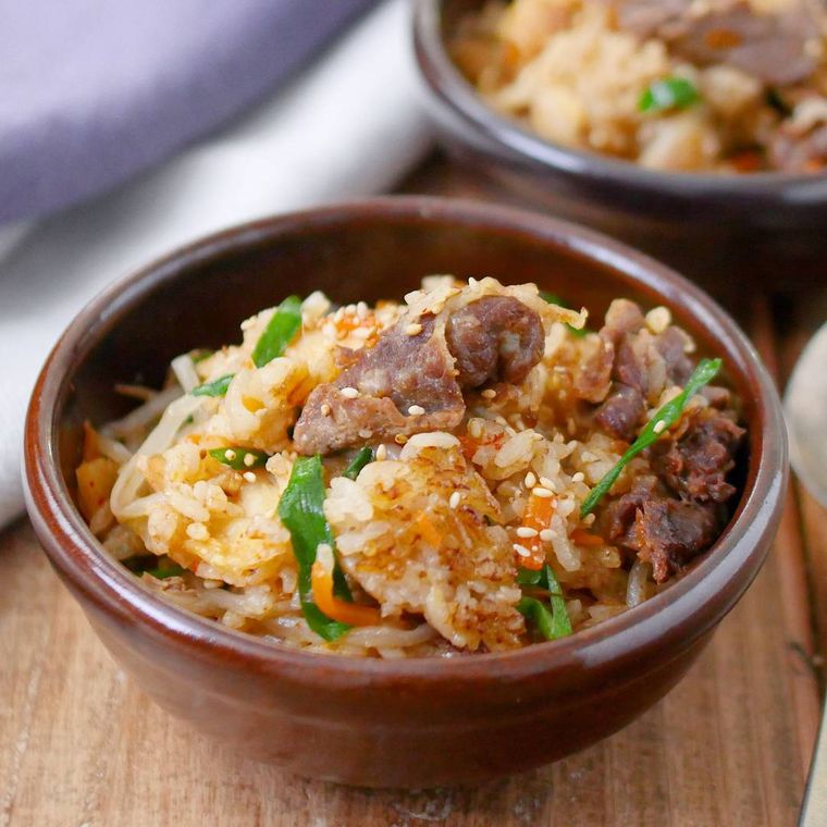 茶色い器に盛り付けた、炊飯器で作る炊き込みビビンバ