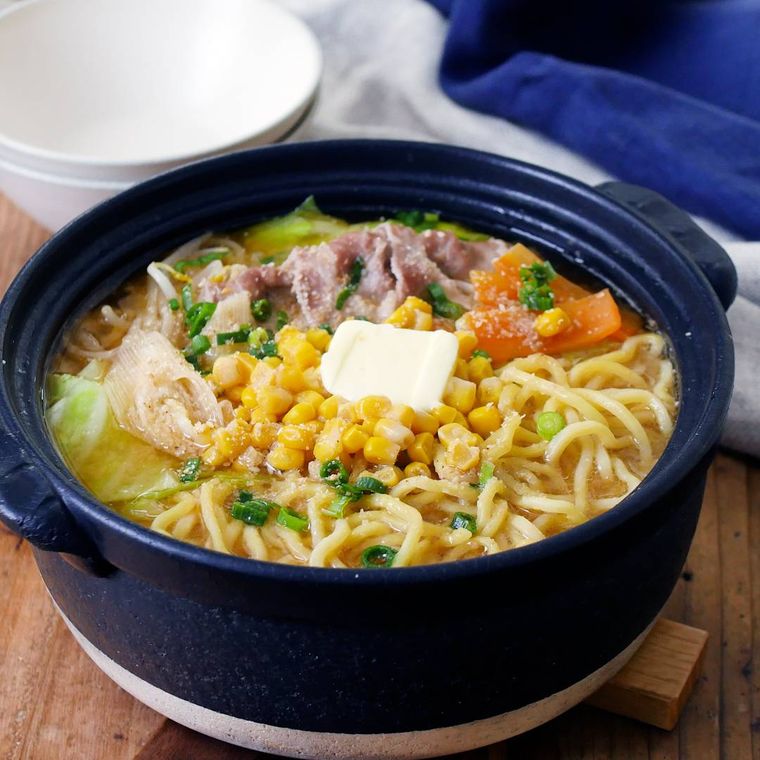 黒い鍋に入ったみそラーメン鍋