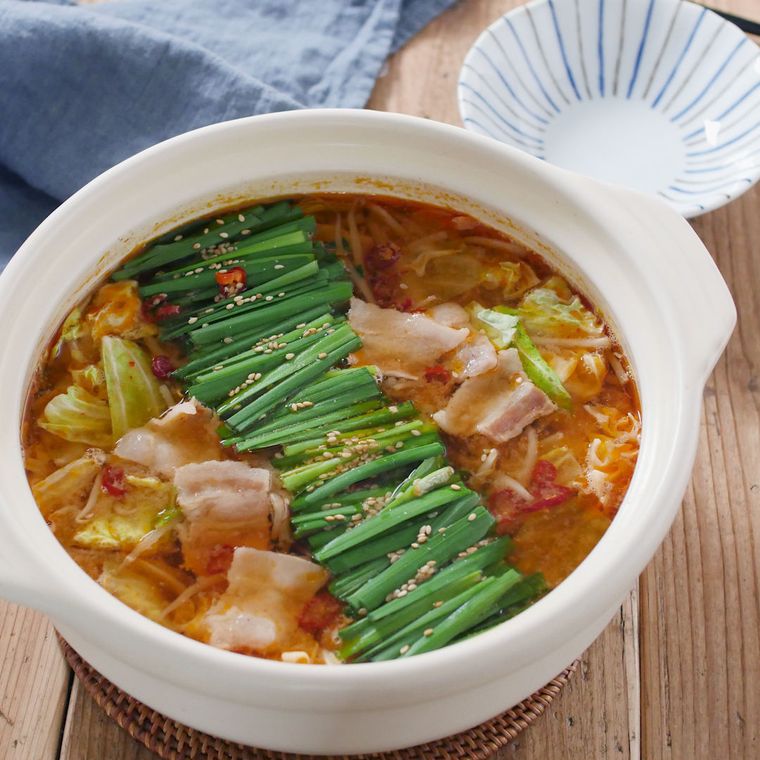 白い土鍋に入った、豚バラとキャベツのもつ鍋風