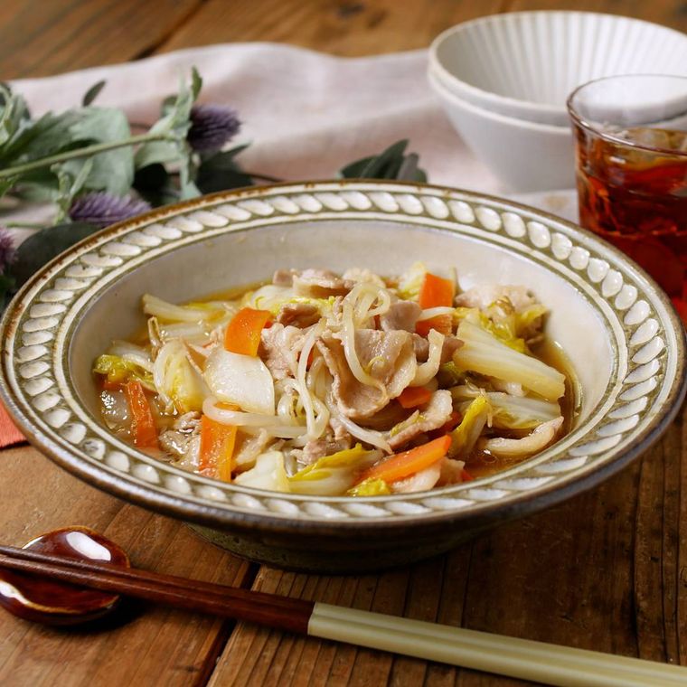 白菜と豚肉のうま煮が洋風の皿に盛り付けられているところ