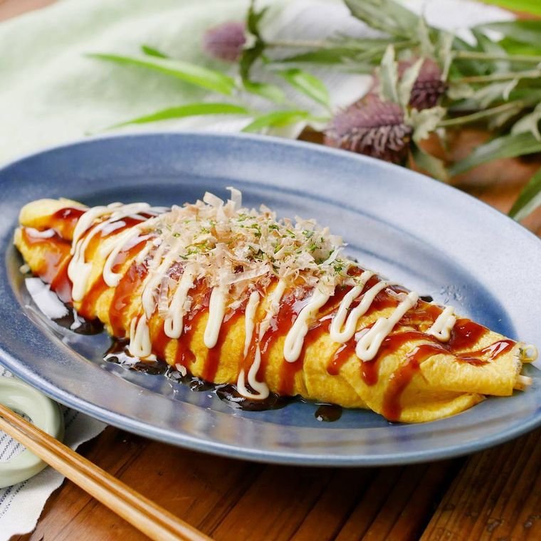 青い皿に盛り付けた、オムもやし