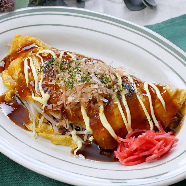 白い皿に盛り付けた、もやしのとんぺい焼