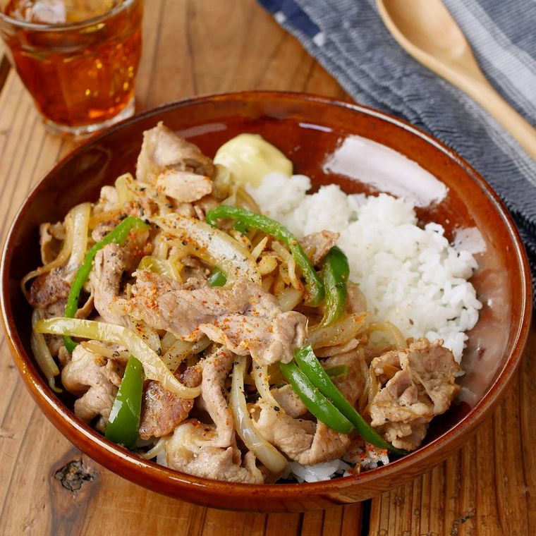 茶色い器に盛り付けた、みそマヨ豚丼