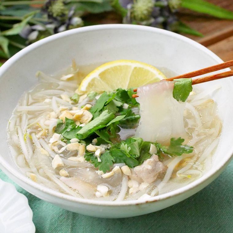 白い器に盛り付けた、ライスペーパーで作る即席フォー