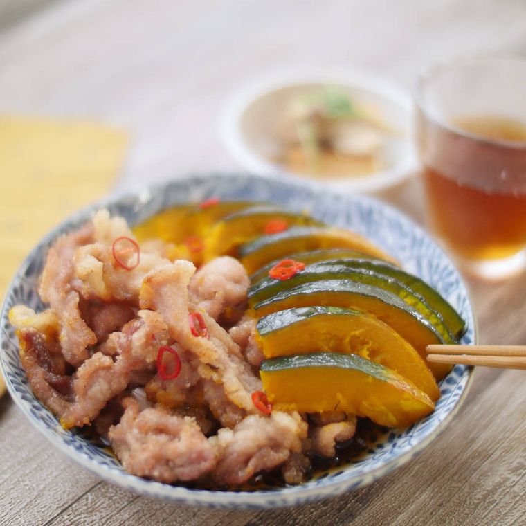 お皿に盛られた豚肉とかぼちゃの揚げ浸し