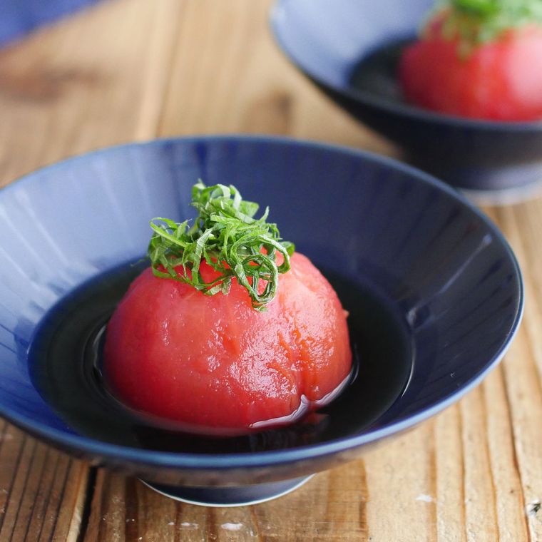青い皿に盛り付けた丸ごとトマトのめんつゆ漬け