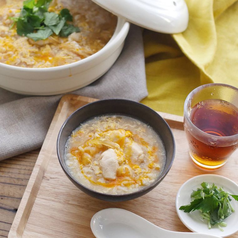 土鍋に入っている親子雑炊を茶碗に取り分けた様子